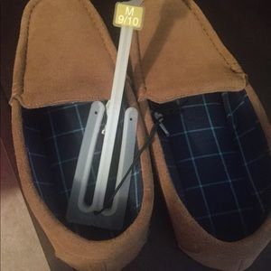 NWT men’s memory foam slippers. Size is M- 9/10
